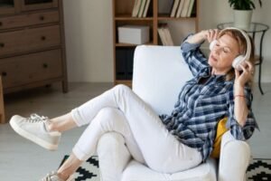 Como usar tênis com estilo após os 50 anos