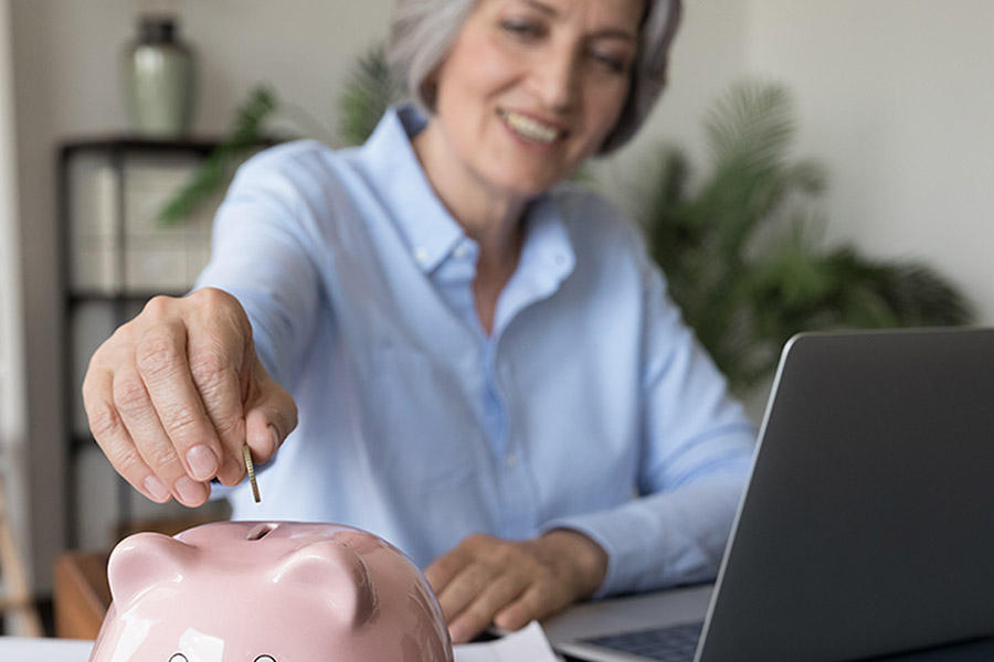 A importância de entender finanças pessoais para as mulheres maduras