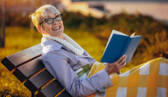 Os benefícios de uma boa leitura para Mulheres Maduras