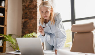 Como as mulheres lidam com suas finanças pessoais