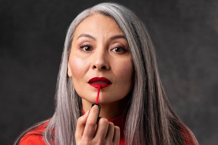 Mulher madura - você sabe qual o jeito correto de passar batom